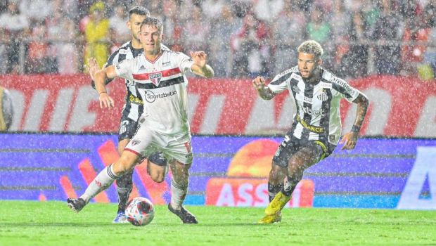
	Derby-ul Sao Paulo - Santos, disputat în condiții ireale! Faze incredibile cu mingea oprindu-se în băltoace și goluri superbe
