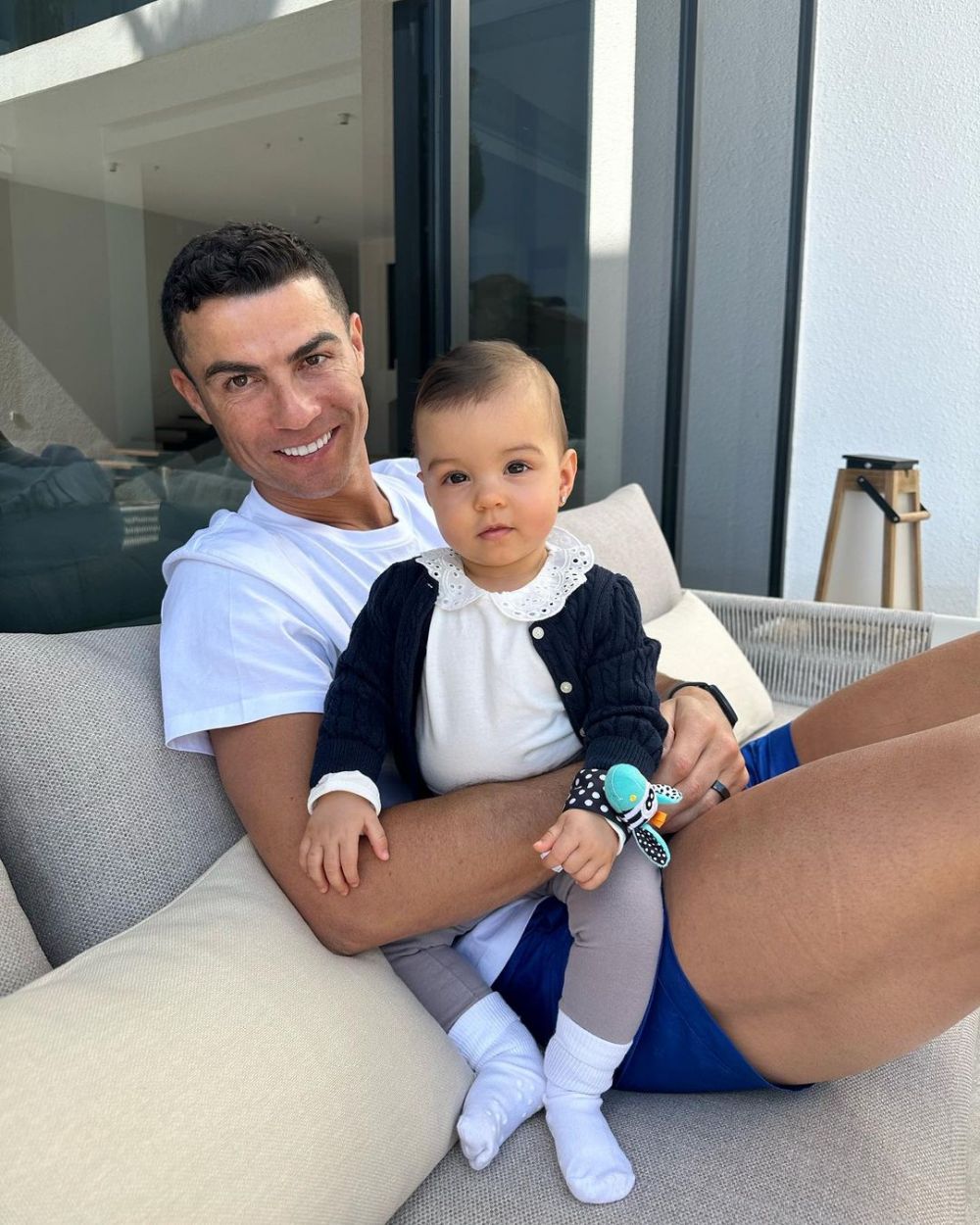 Imaginea de milioane de like-uri cu Cristiano Ronaldo și fiica lor cea mică postată de Georgina Rodriguez pe internet: "Îi iubesc"_1
