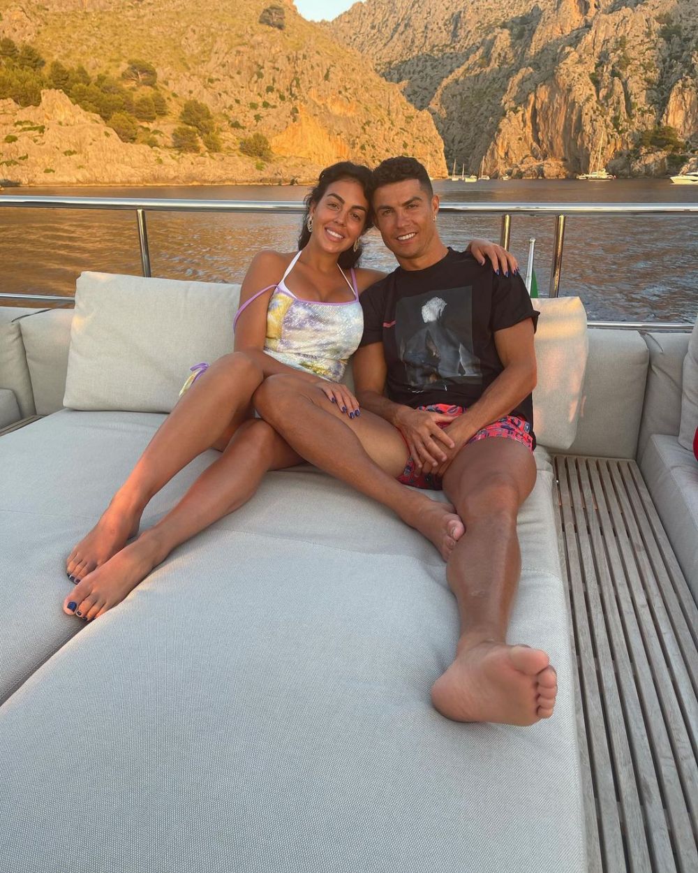 Imaginea de milioane de like-uri cu Cristiano Ronaldo și fiica lor cea mică postată de Georgina Rodriguez pe internet: "Îi iubesc"_19