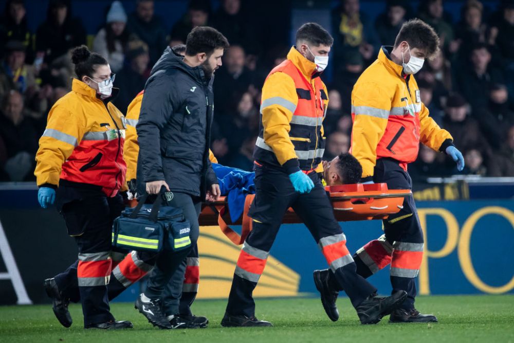 Accidentare teribilă în meciul Villarreal - FC Barcelona! Jucătorul a fost scos pe targă, plângând de durere_1