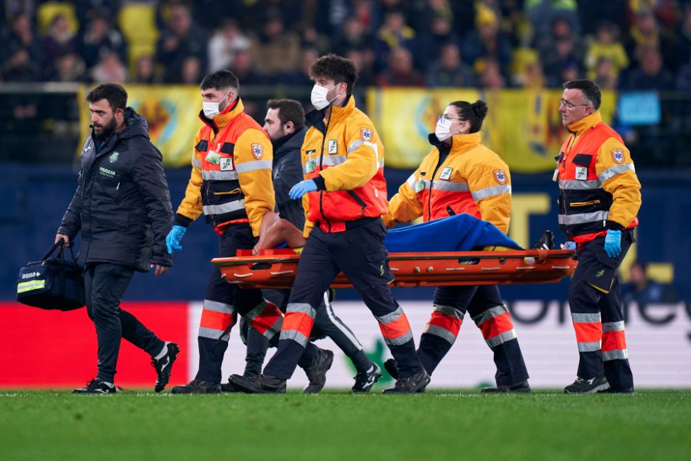 Accidentare teribilă în meciul Villarreal - FC Barcelona! Jucătorul a fost scos pe targă, plângând de durere_2