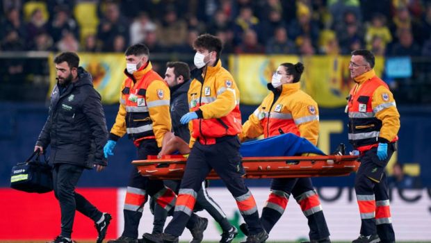 
	Accidentare teribilă în meciul Villarreal - FC Barcelona! Jucătorul a fost scos pe targă, plângând de durere
