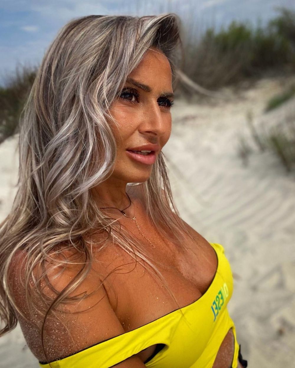 Crina Abrudan e noua senzație de la Survivor România! La 45 de ani, vedeta face furori pe Instagram cu trupul său _44