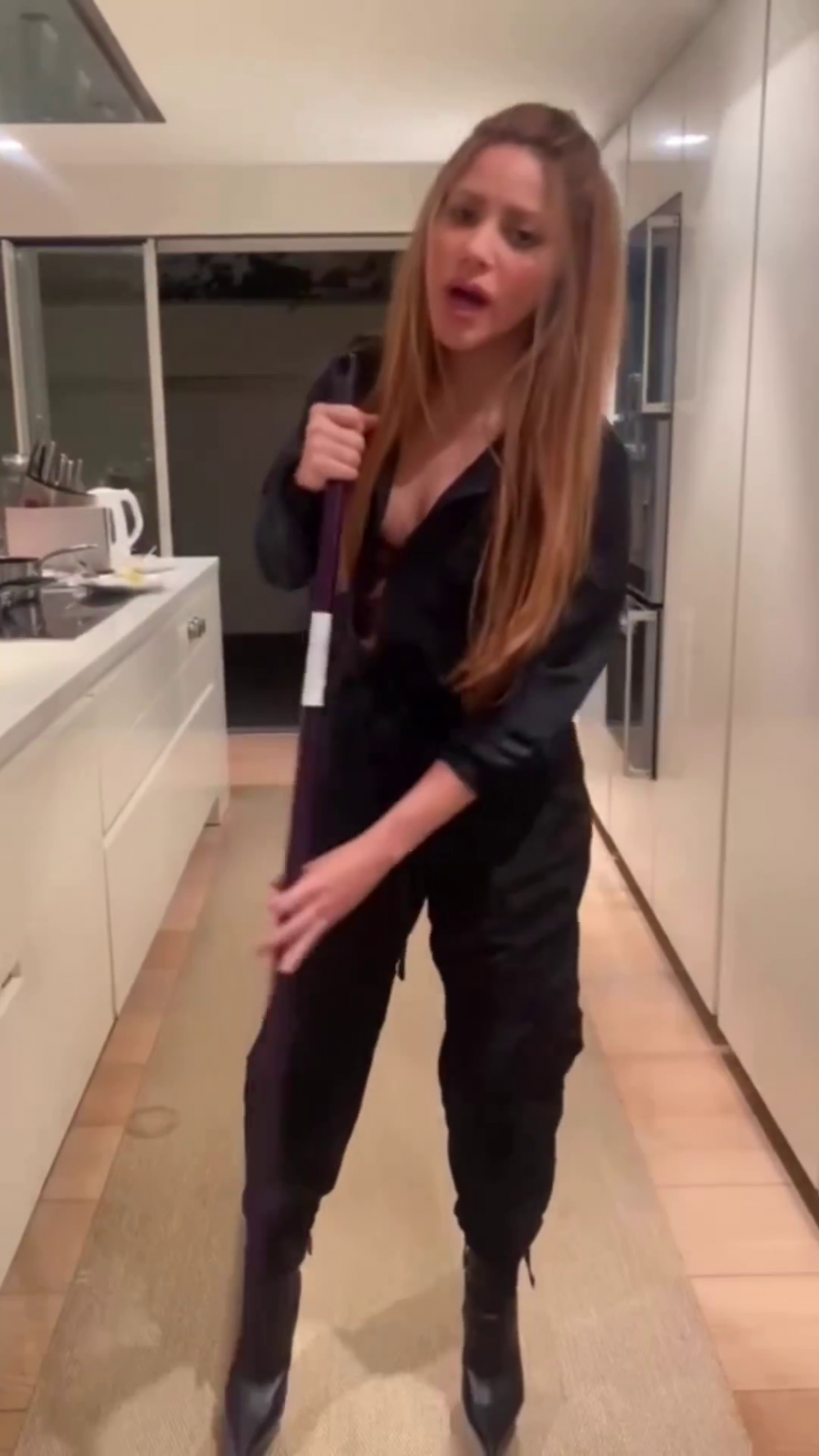 Shakira, 'mesaj' nou pentru Pique și Clara Chia în timp ce dă cu mopul, pe tocuri, în bucătărie: „Aș putea să îl ucid pe fostul, noua iubită e următoarea!” _3