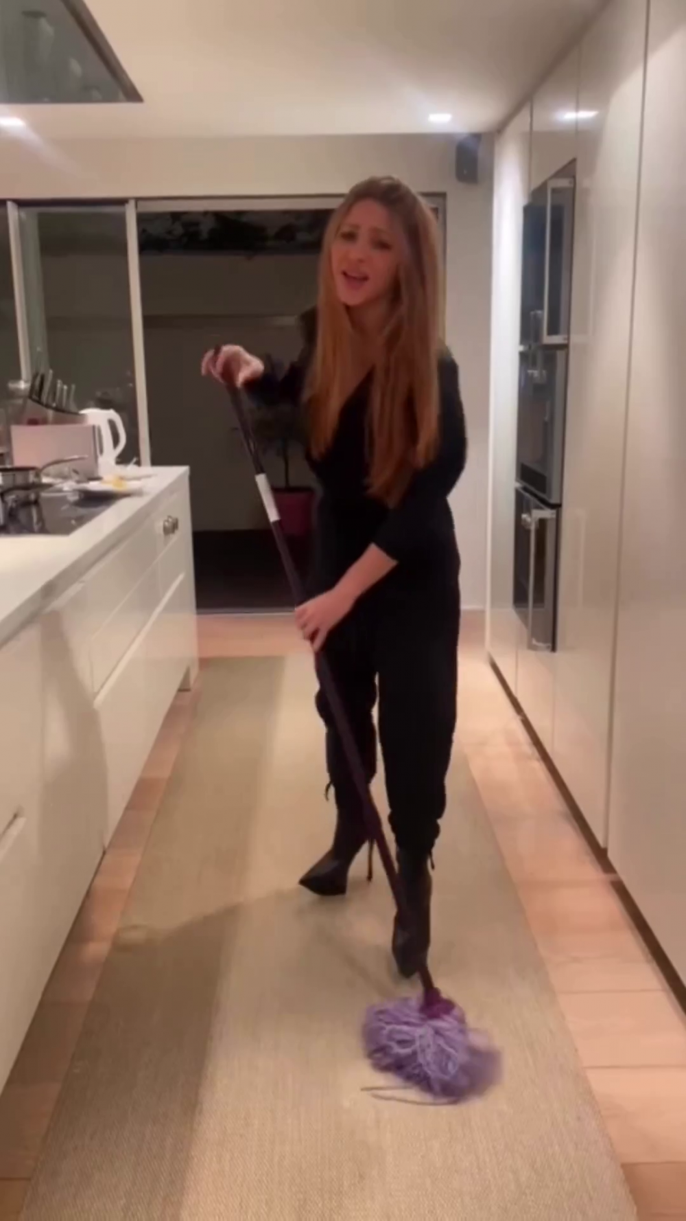 Shakira, 'mesaj' nou pentru Pique și Clara Chia în timp ce dă cu mopul, pe tocuri, în bucătărie: „Aș putea să îl ucid pe fostul, noua iubită e următoarea!” _8