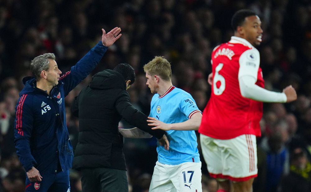 Kevin De Bruyne l-a îmbrâncit pe Mikel Arteta și a fost atacat cu sticle de fanii lui Arsenal_3