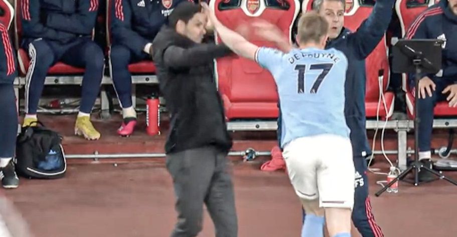 Kevin De Bruyne l-a îmbrâncit pe Mikel Arteta și a fost atacat cu sticle de fanii lui Arsenal_7