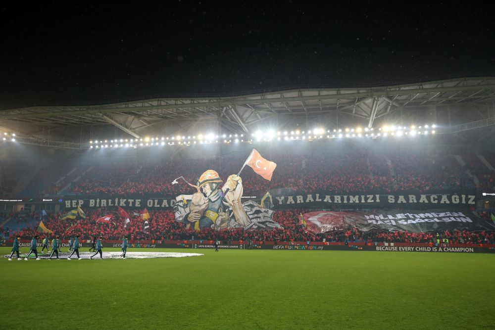 România apare în scenografia emoționantă a lui Trabzonspor după cutremurele devastatoare din Turcia_2