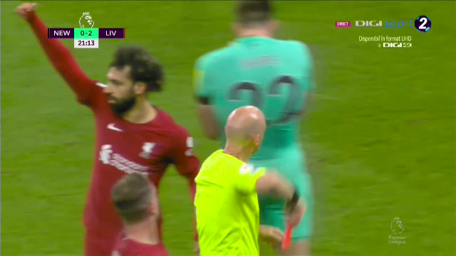Ce-a fost în capul lui?! Arbitrul i-a arătat direct cartonașul roșu portarului de la Newcastle în meciul cu Liverpool_22