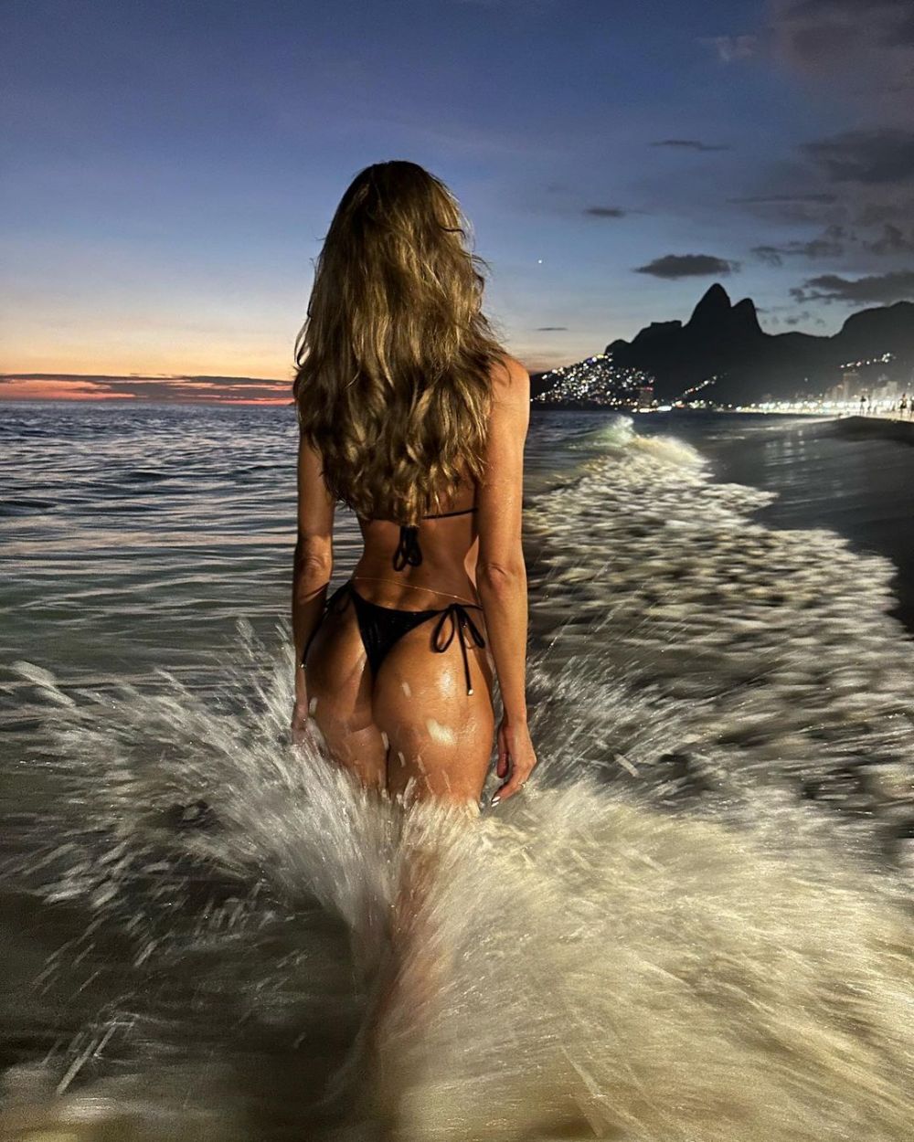 Indecent de sexy la 38 de ani! Cea mai hot parteneră de fotbalist a apărut aproape dezbrăcată la Carnavalul de la Rio! Imagini incendiare cu ținuta _2