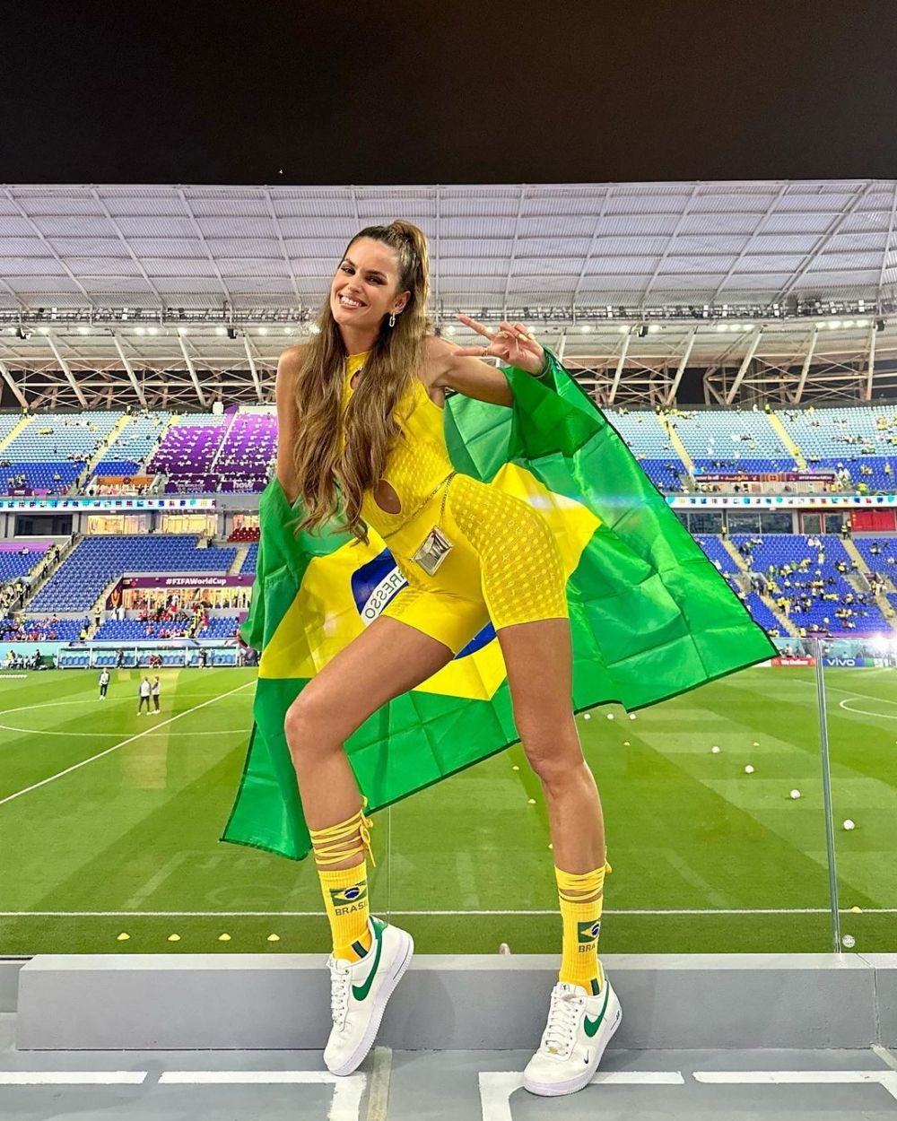Indecent de sexy la 38 de ani! Cea mai hot parteneră de fotbalist a apărut aproape dezbrăcată la Carnavalul de la Rio! Imagini incendiare cu ținuta _89