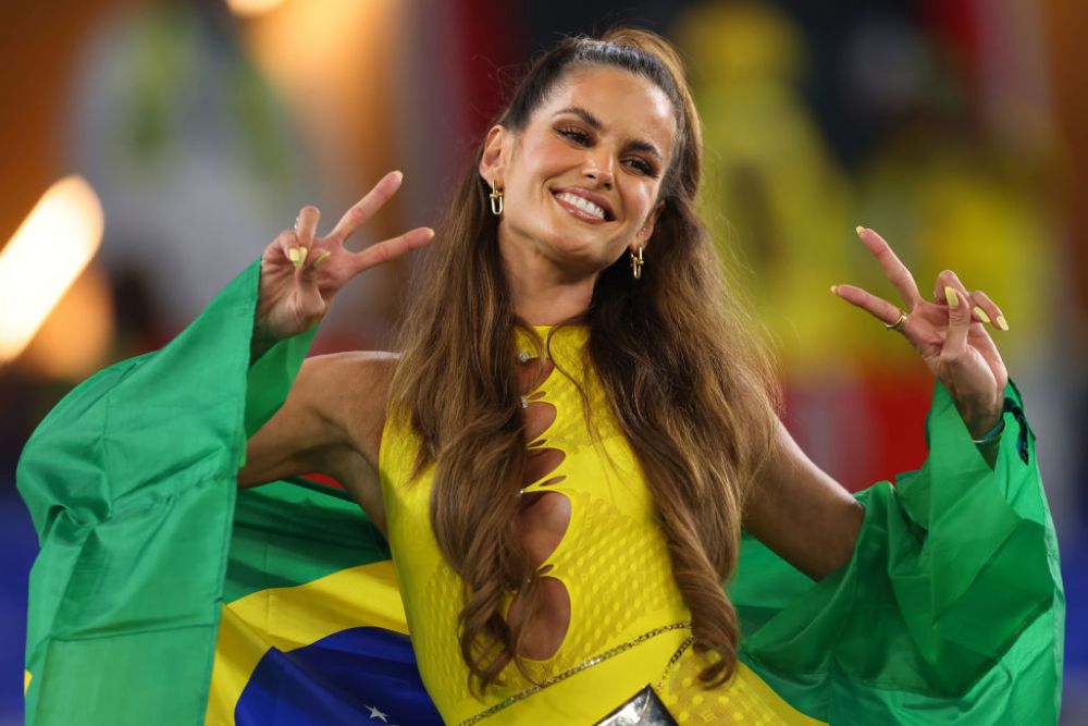 Indecent de sexy la 38 de ani! Cea mai hot parteneră de fotbalist a apărut aproape dezbrăcată la Carnavalul de la Rio! Imagini incendiare cu ținuta _92