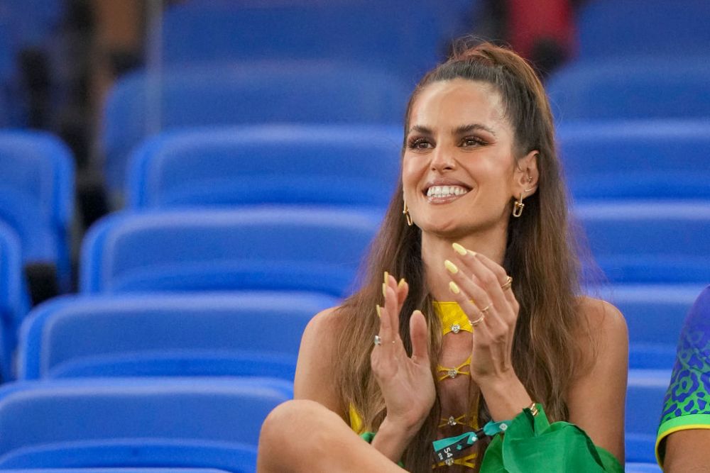 Indecent de sexy la 38 de ani! Cea mai hot parteneră de fotbalist a apărut aproape dezbrăcată la Carnavalul de la Rio! Imagini incendiare cu ținuta _96
