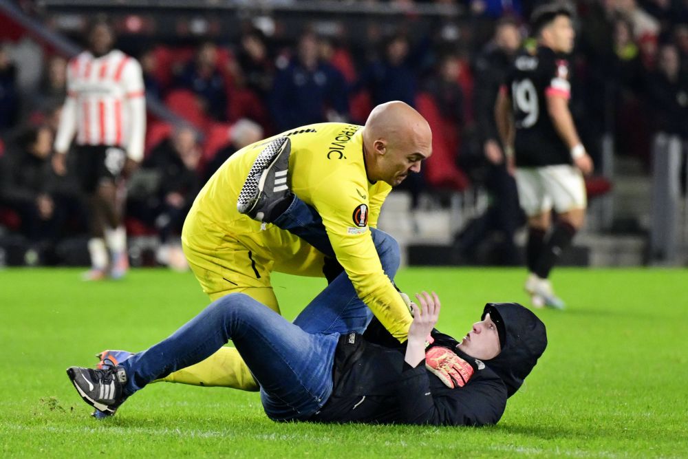 Scene incredibile în PSV - Sevilla. Un fan a vrut să-l atace pe portarul oaspeților, dar a fost repede pus la punct de goalkeeper_1