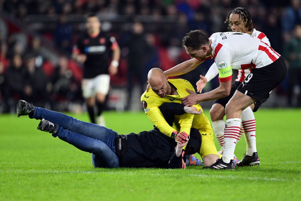 Scene incredibile în PSV - Sevilla. Un fan a vrut să-l atace pe portarul oaspeților, dar a fost repede pus la punct de goalkeeper_11