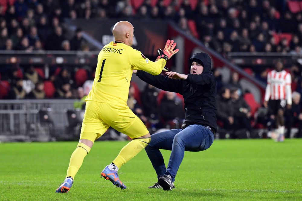 Scene incredibile în PSV - Sevilla. Un fan a vrut să-l atace pe portarul oaspeților, dar a fost repede pus la punct de goalkeeper_12