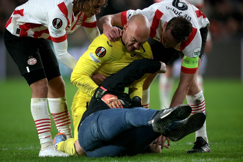 Scene incredibile în PSV - Sevilla. Un fan a vrut să-l atace pe portarul oaspeților, dar a fost repede pus la punct de goalkeeper_15