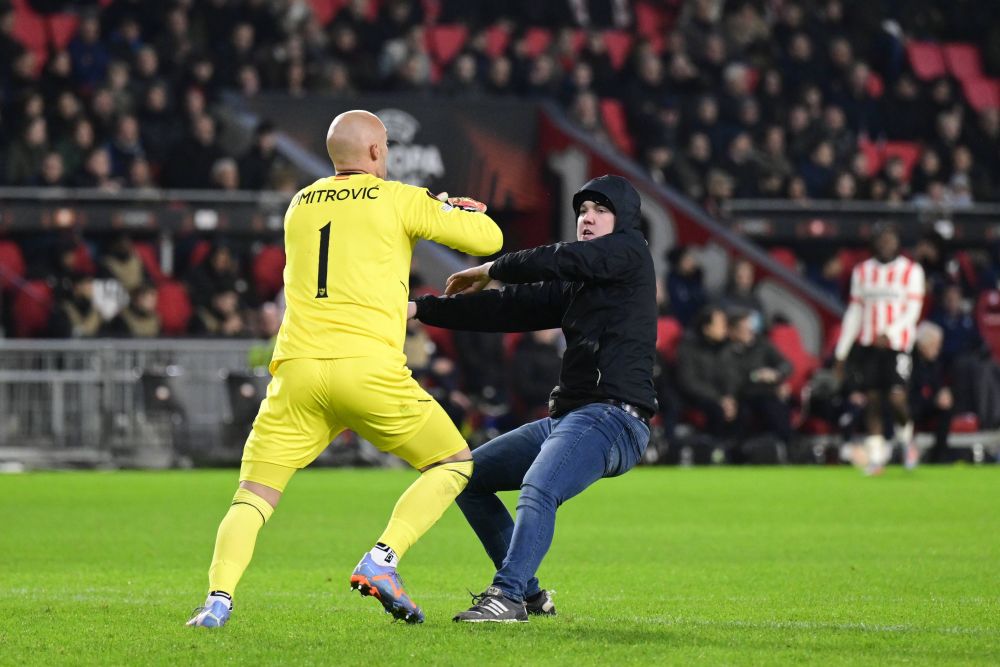 Scene incredibile în PSV - Sevilla. Un fan a vrut să-l atace pe portarul oaspeților, dar a fost repede pus la punct de goalkeeper_19
