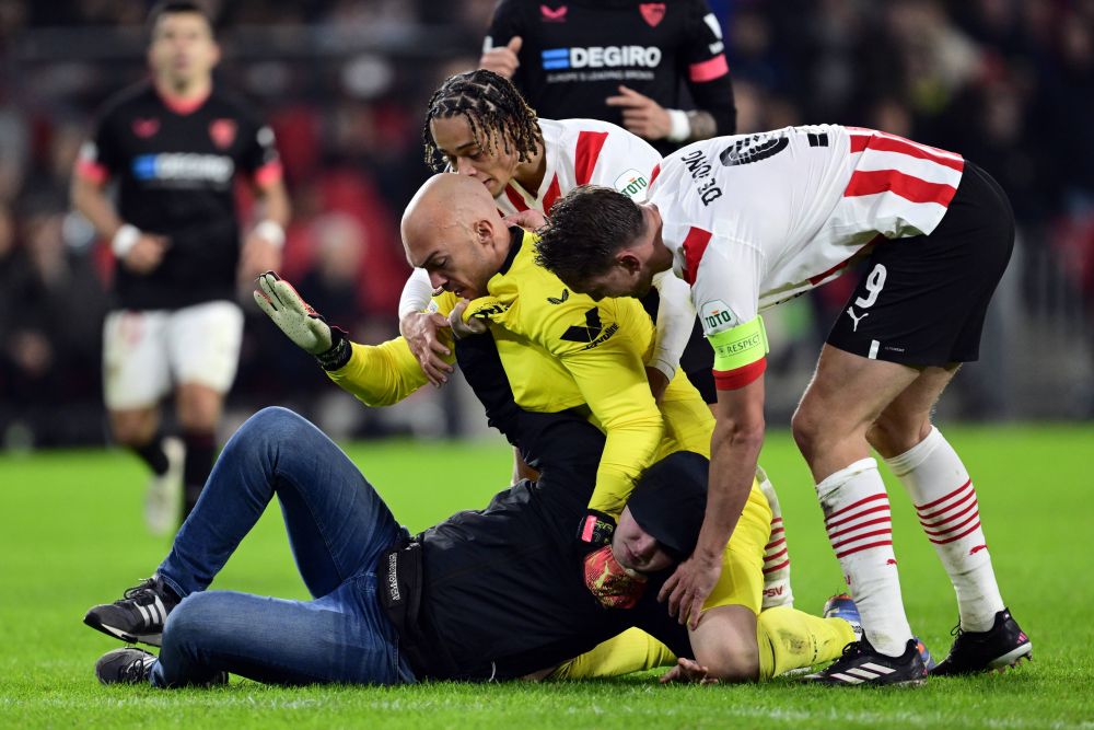 Scene incredibile în PSV - Sevilla. Un fan a vrut să-l atace pe portarul oaspeților, dar a fost repede pus la punct de goalkeeper_22