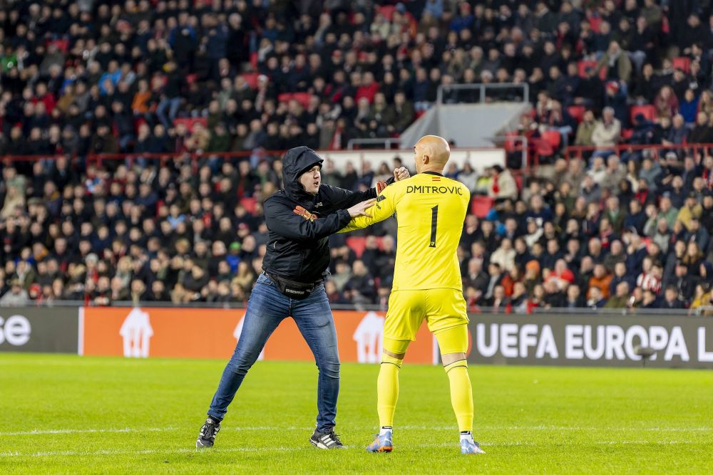 Scene incredibile în PSV - Sevilla. Un fan a vrut să-l atace pe portarul oaspeților, dar a fost repede pus la punct de goalkeeper_23