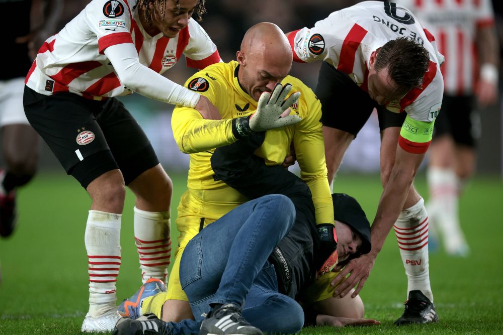 Scene incredibile în PSV - Sevilla. Un fan a vrut să-l atace pe portarul oaspeților, dar a fost repede pus la punct de goalkeeper_26