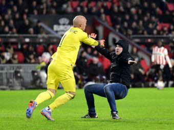 
	Scene incredibile în PSV - Sevilla. Un fan a vrut să-l atace pe portarul oaspeților, dar a fost repede pus la punct de goalkeeper
