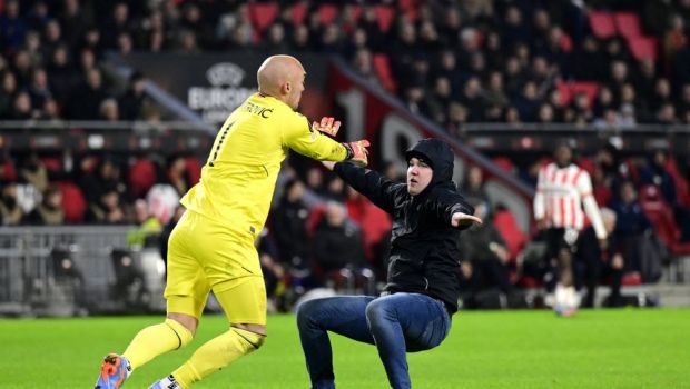 
	Scene incredibile în PSV - Sevilla. Un fan a vrut să-l atace pe portarul oaspeților, dar a fost repede pus la punct de goalkeeper
