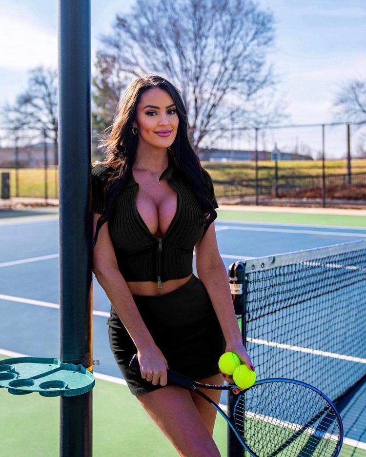 Cea mai sexy influenceriță pe... tenis! Ținutele 'hot' cu care și-a pus urmăritorii pe jar _16
