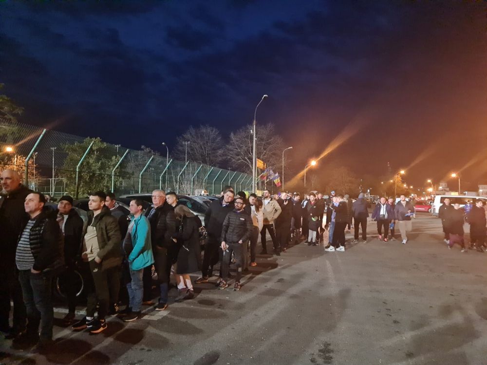 Revoltă la Pitești! Fanii stau la cozi imense și se plâng de regula instaurată pe loc de oficialii clubului_2