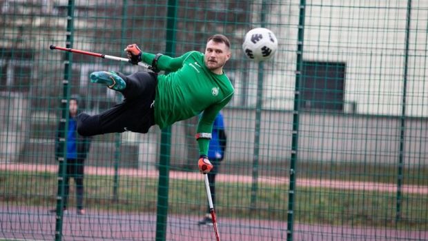 
	El e Marcin Oleksy! La 23 de ani i se amputa un picior, la 35 de ani a primit trofeul Puskas pentru cel mai frumos gol din 2022

