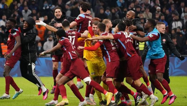 
	Imagini senzaționale cu bucuria de la FC Annecy după ce a eliminat-o cu 9-8 pe Olympique Marseille în Cupa Franței!
