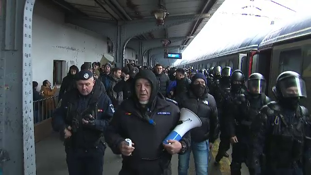 Se anunță spectacol! Suporterii Petrolului Ploiești au făcut senzație în Gara de Nord înainte de meciul cu FCSB_17