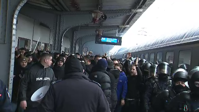 Se anunță spectacol! Suporterii Petrolului Ploiești au făcut senzație în Gara de Nord înainte de meciul cu FCSB_4