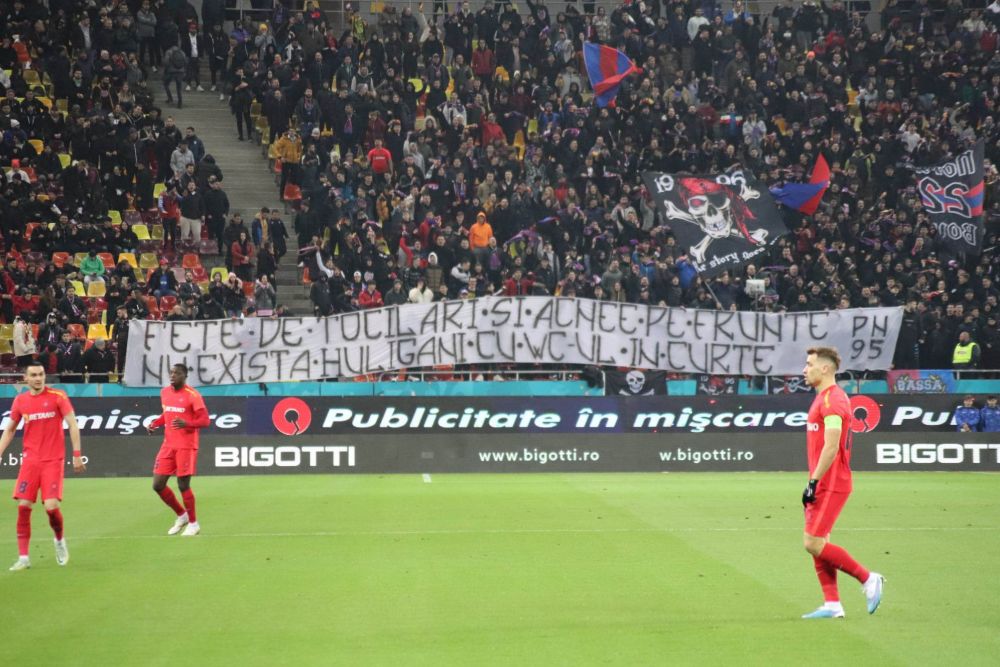 "Fețe de tocilari!" Fanii FCSB-ului le-au pregătit bannere ironice suporterilor ploieșteni veniți pe Arena Națională_2