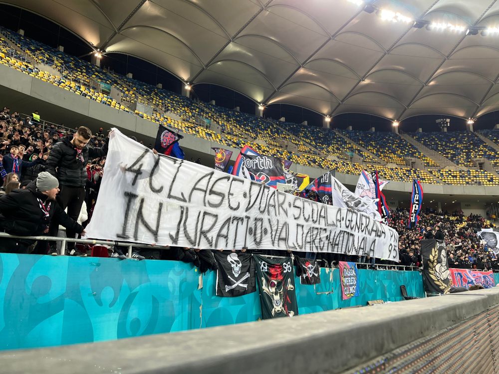 "Fețe de tocilari!" Fanii FCSB-ului le-au pregătit bannere ironice suporterilor ploieșteni veniți pe Arena Națională_3