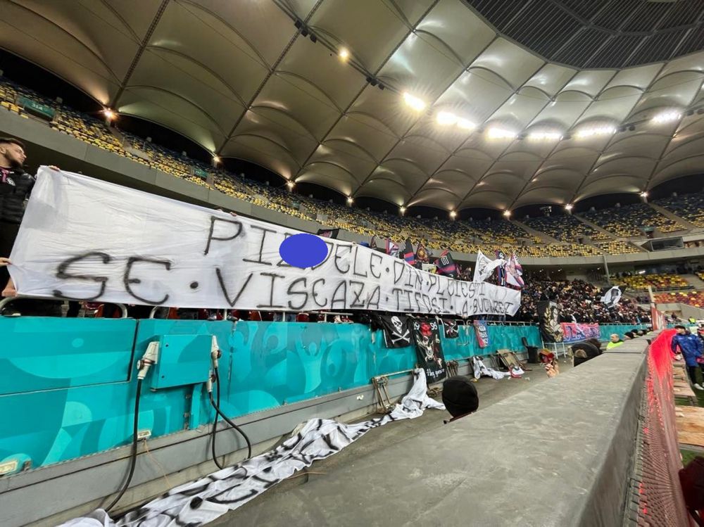 "Fețe de tocilari!" Fanii FCSB-ului le-au pregătit bannere ironice suporterilor ploieșteni veniți pe Arena Națională_4