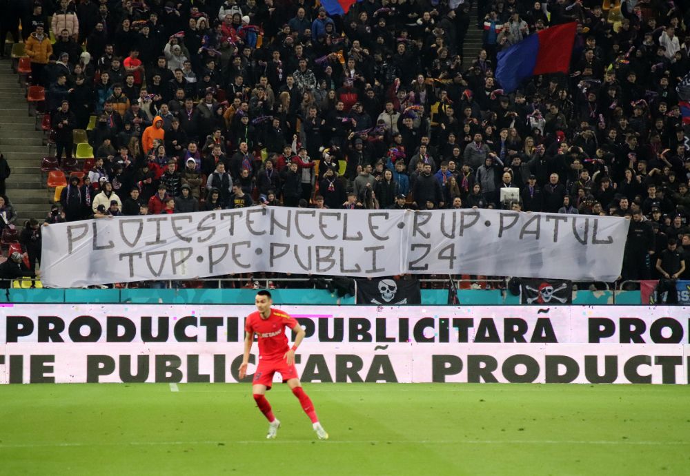 "Fețe de tocilari!" Fanii FCSB-ului le-au pregătit bannere ironice suporterilor ploieșteni veniți pe Arena Națională_5
