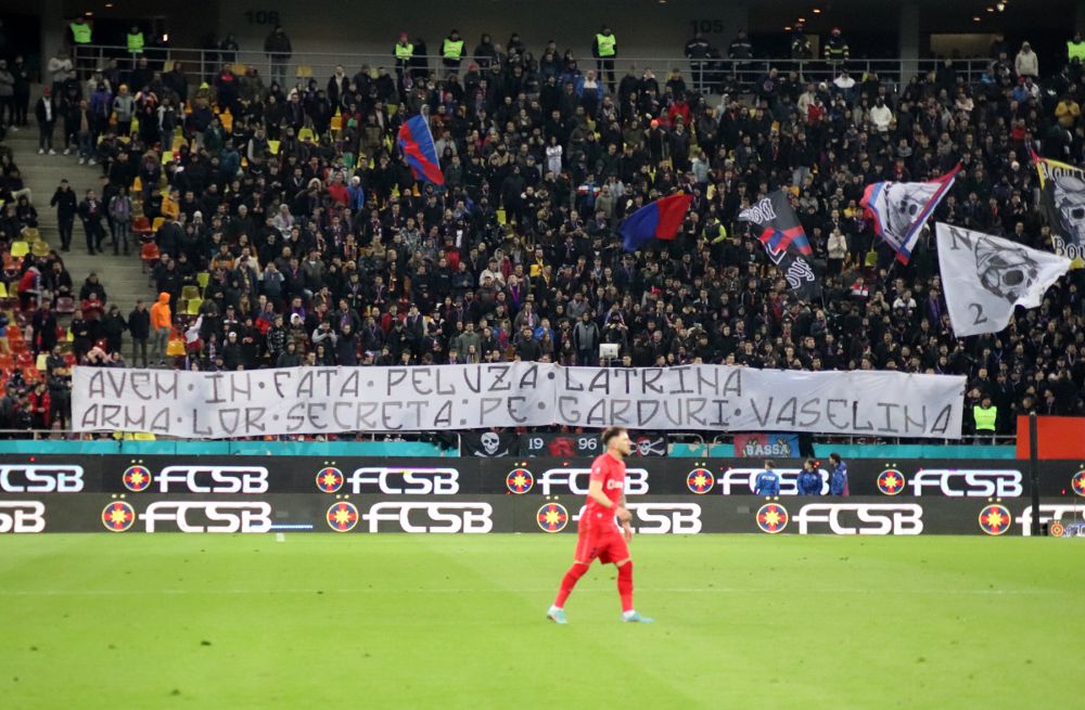 "Fețe de tocilari!" Fanii FCSB-ului le-au pregătit bannere ironice suporterilor ploieșteni veniți pe Arena Națională_6