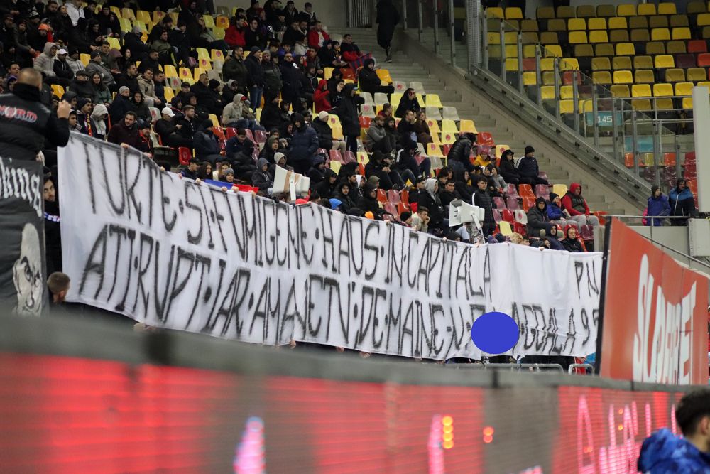 "Fețe de tocilari!" Fanii FCSB-ului le-au pregătit bannere ironice suporterilor ploieșteni veniți pe Arena Națională_7