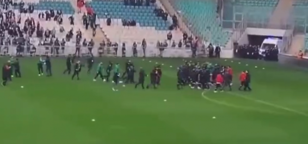 Scene șocante în Turcia: jucătorii s-au încăierat înainte de meci! Portarul a fost rănit de obiectele aruncate din tribune în timpul partidei _2