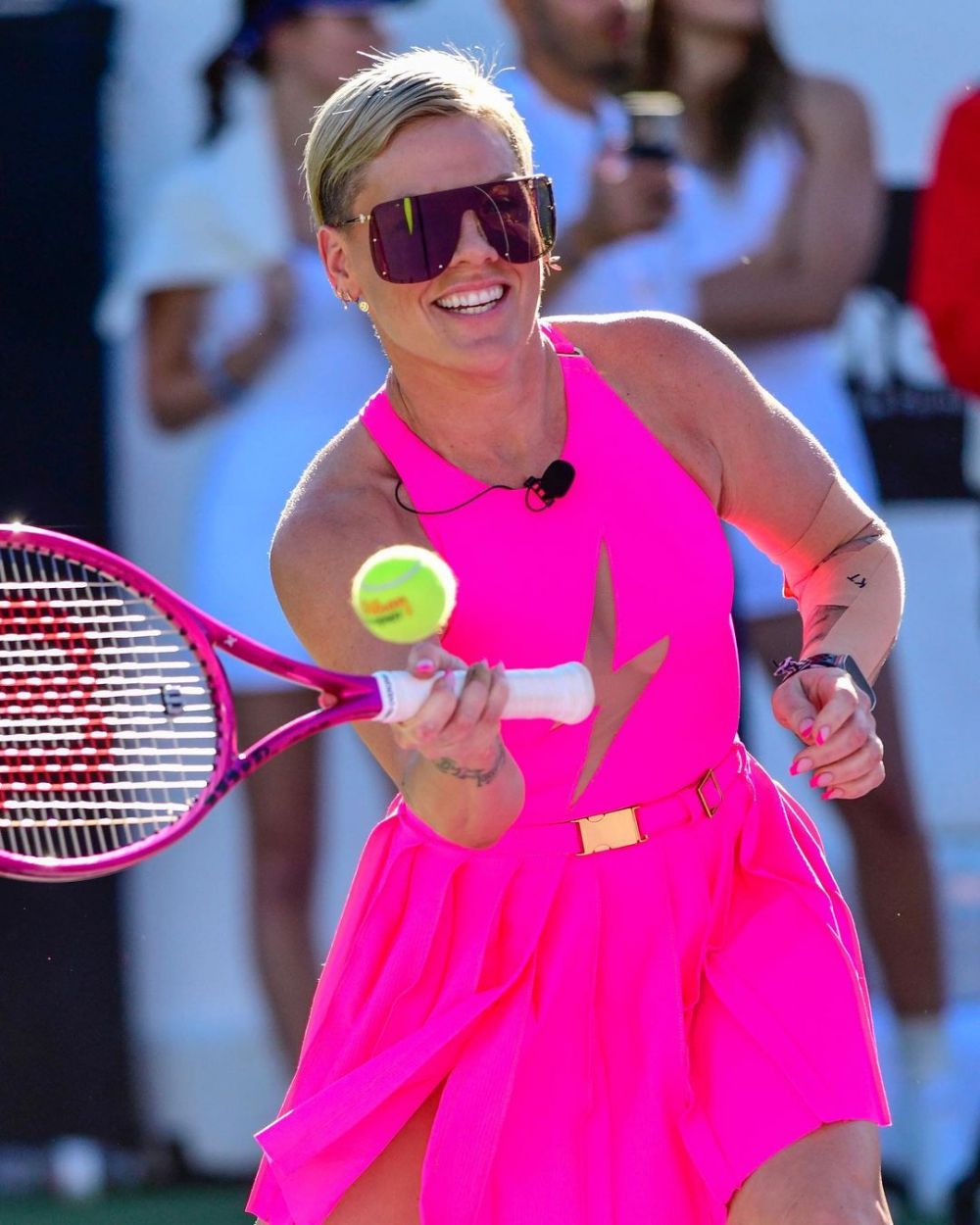 Viața în roz: cântăreața P!nk a semnat o apariție de zile mari pe terenul de tenis, la Indian Wells_1