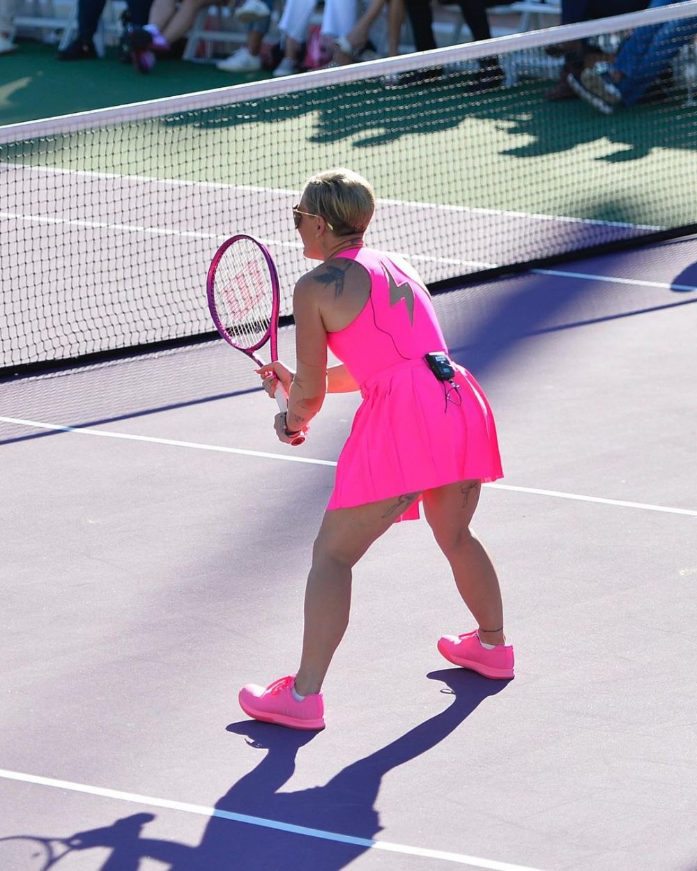 Viața în roz: cântăreața P!nk a semnat o apariție de zile mari pe terenul de tenis, la Indian Wells_2