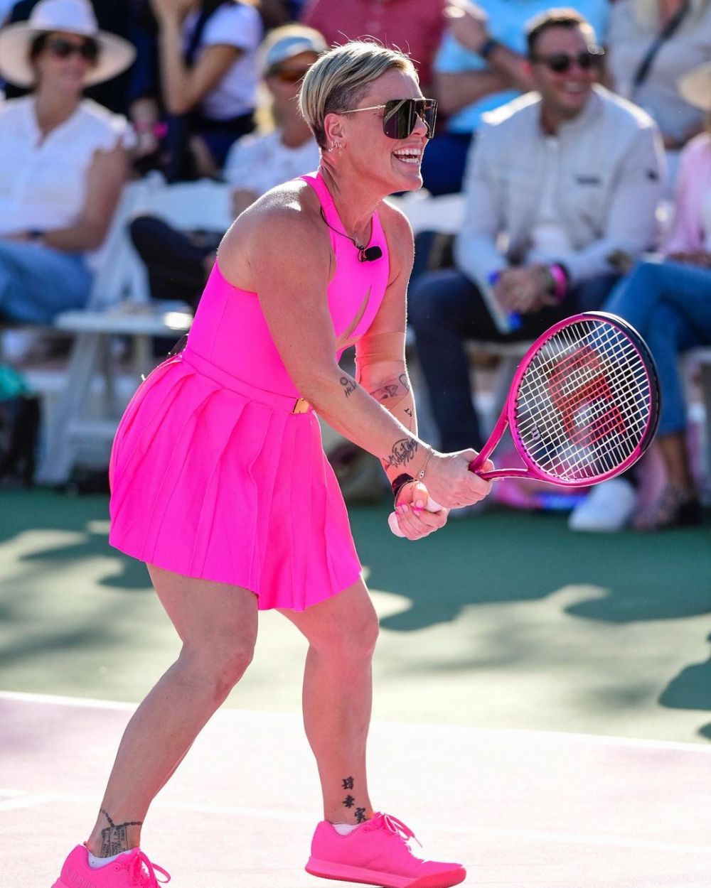 Viața în roz: cântăreața P!nk a semnat o apariție de zile mari pe terenul de tenis, la Indian Wells_3