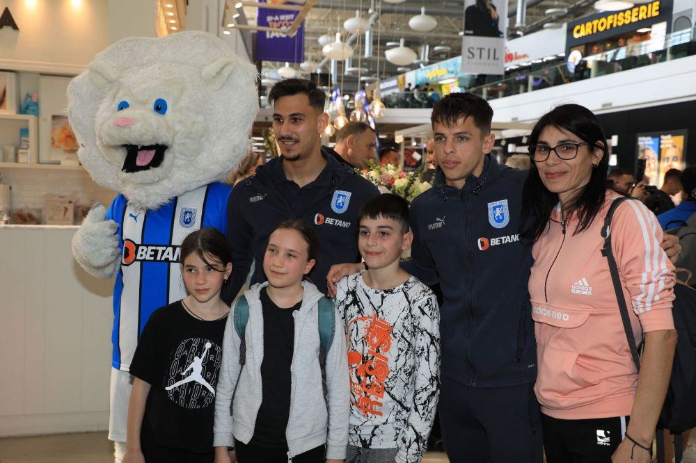 Jucătorii echipei lui Mihai Rotaru, "pase" cu flori și mărțișoare într-un mall din Craiova_18