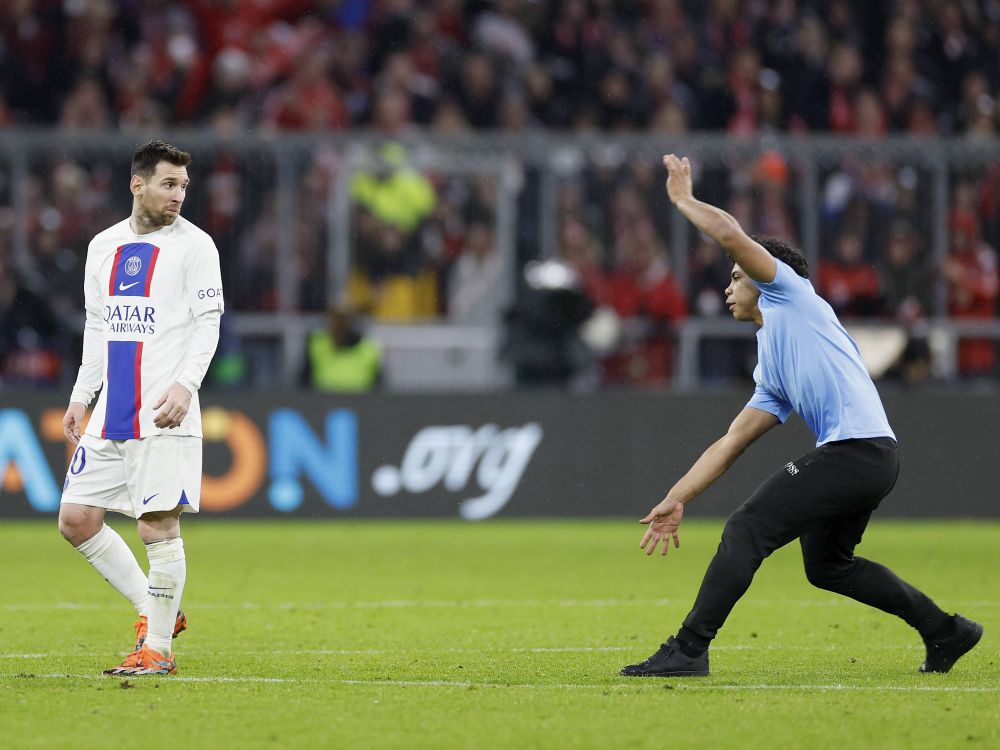 Cum a reacționat Leo Messi, când a văzut că un fan a intrat pe teren după Bayern - PSG 2-0_4