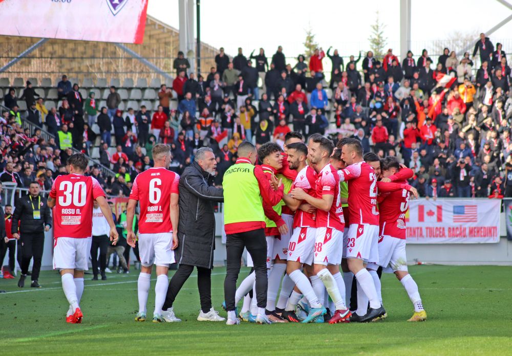 Dinamo - Poli Timișoara 1-1 și ”câinii” lui Ovidiu Burcă sunt în play-off după un thriller pe ”Arcul de Triumf”! Fanii au aruncat cu scaune pe teren_51