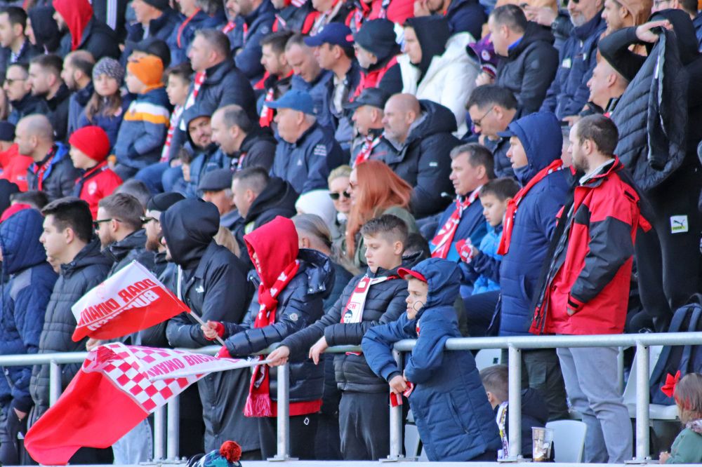 Dinamo - Poli Timișoara 1-1 și ”câinii” lui Ovidiu Burcă sunt în play-off după un thriller pe ”Arcul de Triumf”! Fanii au aruncat cu scaune pe teren_69