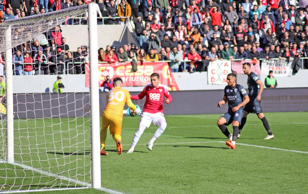 Dinamo - Poli Timișoara 1-1 și ”câinii” lui Ovidiu Burcă sunt în play-off după un thriller pe ”Arcul de Triumf”! Fanii au aruncat cu scaune pe teren_72