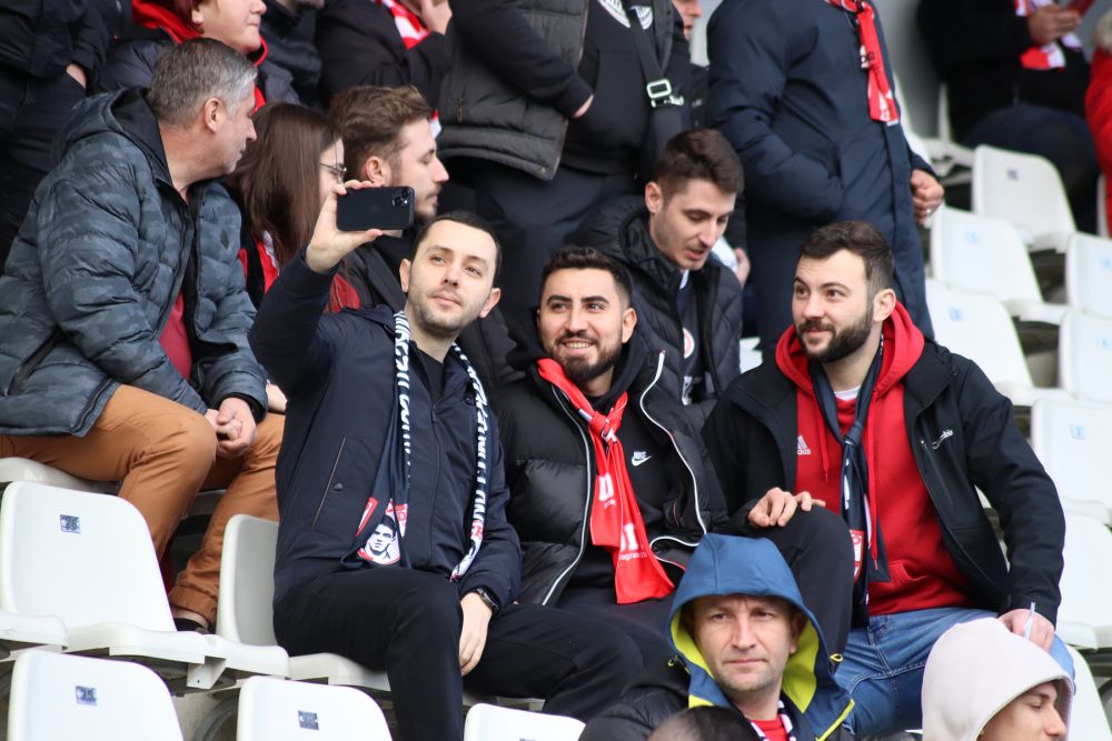 Dinamo - Poli Timișoara 1-1 și ”câinii” lui Ovidiu Burcă sunt în play-off după un thriller pe ”Arcul de Triumf”! Fanii au aruncat cu scaune pe teren_10