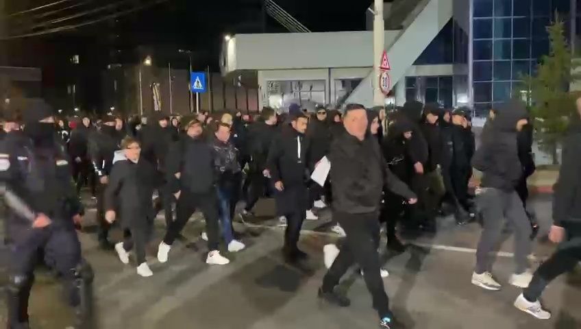 Fanii lui FC U Craiova au luat cu asalt Sibiul, chiar dacă sunt interziși!_2